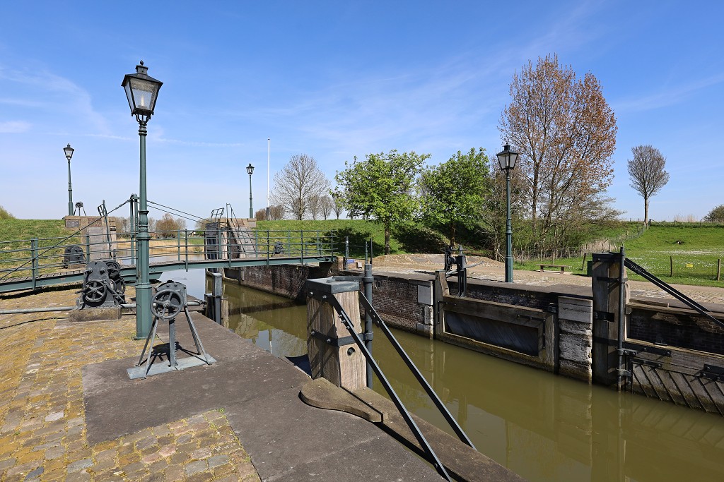goeree overflakkee goeree-overflakkee eiland goedereede dirksland middelharnis sommelsdijk oostflakkee hdr molen strand badplaats